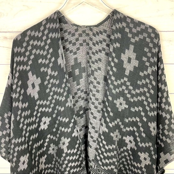 Gap Geo Print Shrug/Wrap OS - Picture 2 of 7